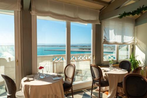 レストラン, グランド ホテル オルティージャ (Grand Hotel Ortigia) in シラキュース レストラン, グランド ホテル オルティージャ (Grand Hotel Ortigia) in シラキュース
