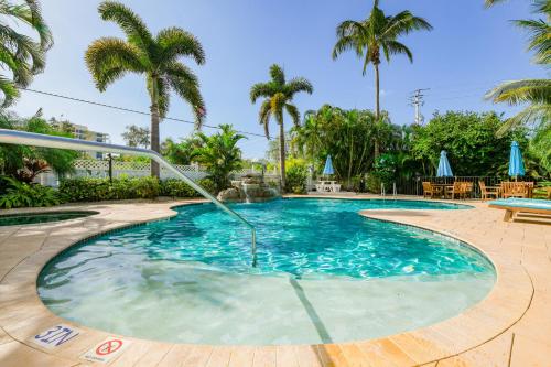 Swimming pool, Tropical Breeze Resort in Siesta Key (FL) Swimming pool, Tropical Breeze Resort in Siesta Key (FL)
