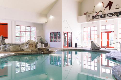 Бассейн , Wildwood Lodge & Suites in Клайв (Айова) Бассейн , Wildwood Lodge & Suites in Клайв (Айова)