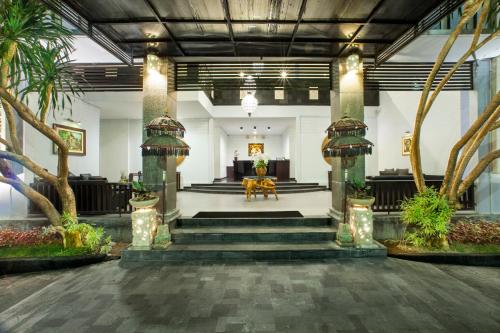 Entrance, The Radiant Hotel & Spa in Kuta Entrance, The Radiant Hotel & Spa in Kuta