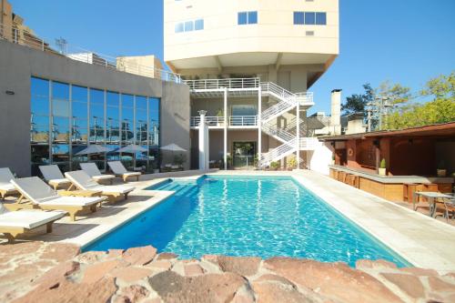 Piscina, Hotel Tower Inn & Suites in San Rafael Piscina, Hotel Tower Inn & Suites in San Rafael