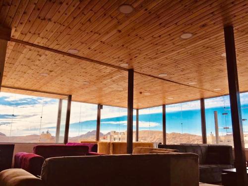 Μπυραρία/Σαλόνι, Petra Cabin Inn Hostel&Resturant in Πέτρα Μπυραρία/Σαλόνι, Petra Cabin Inn Hostel&Resturant in Πέτρα