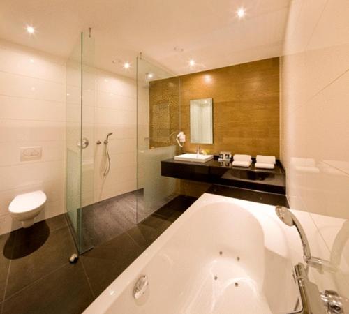 Bathroom, Van der Valk hotel Harderwijk in Harderwijk Bathroom, Van der Valk hotel Harderwijk in Harderwijk