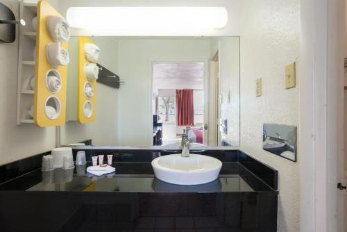 在meiguo.com看到的OYO Hotel Sweetwater TN West的介绍图片