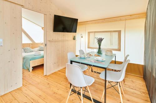 ห้องส่วนกลางสำหรับนั่งเล่น/ดูทีวี, Camping Park Umag Glamping in โนวิกราด ห้องส่วนกลางสำหรับนั่งเล่น/ดูทีวี, Camping Park Umag Glamping in โนวิกราด