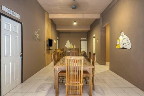 Restaurant, RedDoorz Hostel near Malang Train Station 3 in Malang Restaurant, RedDoorz Hostel near Malang Train Station 3 in Malang