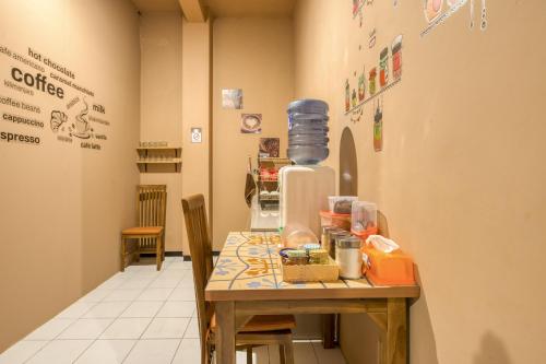 Makanan dan Minuman, RedDoorz Hostel near Malang Train Station 3 in Malang Makanan dan Minuman, RedDoorz Hostel near Malang Train Station 3 in Malang