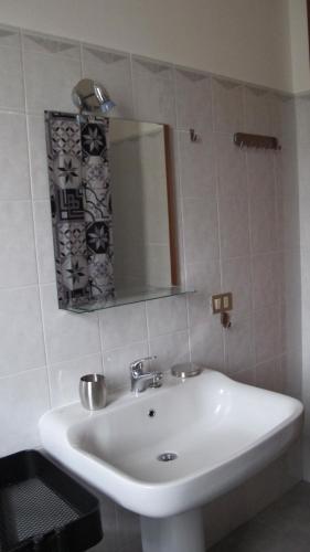 Bagno, LA SISTEMAZIONE BRILLANTINO GOLD in Pieve Emanuele Bagno, LA SISTEMAZIONE BRILLANTINO GOLD in Pieve Emanuele
