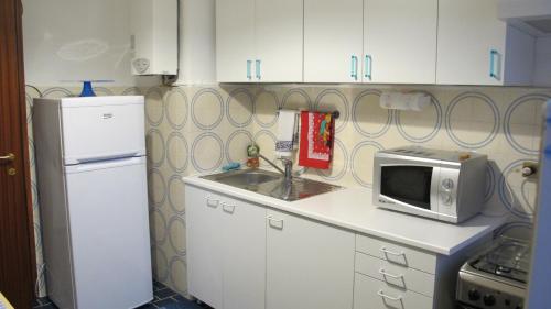 Kitchen, LA SISTEMAZIONE BRILLANTINO SILVER in Rozzano Kitchen, LA SISTEMAZIONE BRILLANTINO SILVER in Rozzano