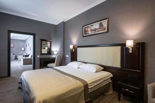 Säng, Optima Collection Park Hotel Ivano-Frankivsk in Ivano-Frankivsk Säng, Optima Collection Park Hotel Ivano-Frankivsk in Ivano-Frankivsk