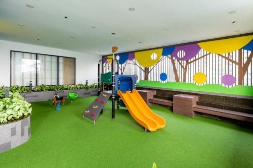 plac zabaw dla dzieci, Saigon Apartments - Free City Walk Experience, Amazing infinity Pool & FREE 4G SIM card for 3 nights in Dzielnica 4. plac zabaw dla dzieci, Saigon Apartments - Free City Walk Experience, Amazing infinity Pool & FREE 4G SIM card for 3 nights in Dzielnica 4.