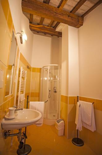 Bathroom, Il Ristoro Del Viandante in Offagna Bathroom, Il Ristoro Del Viandante in Offagna