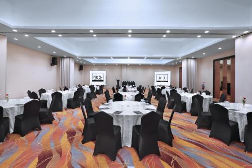 宴会厅, 尼欧瓦卢诗都阿佐阿斯顿高级酒店 (NEO Plus Waru Sidoarjo by ASTON) in 泗水 宴会厅, 尼欧瓦卢诗都阿佐阿斯顿高级酒店 (NEO Plus Waru Sidoarjo by ASTON) in 泗水