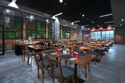 餐厅, 尼欧瓦卢诗都阿佐阿斯顿高级酒店 (NEO Plus Waru Sidoarjo by ASTON) in 泗水 餐厅, 尼欧瓦卢诗都阿佐阿斯顿高级酒店 (NEO Plus Waru Sidoarjo by ASTON) in 泗水