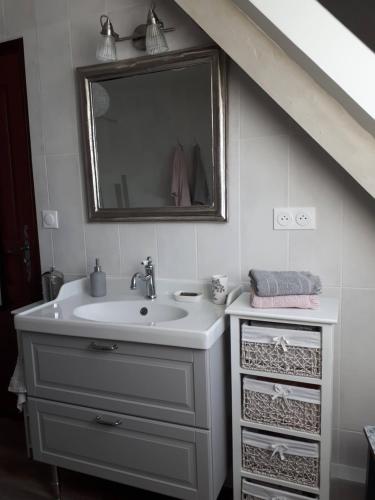 Bathroom, Couleurs du temps - pres Giverny in Limetz-Villez Bathroom, Couleurs du temps - pres Giverny in Limetz-Villez