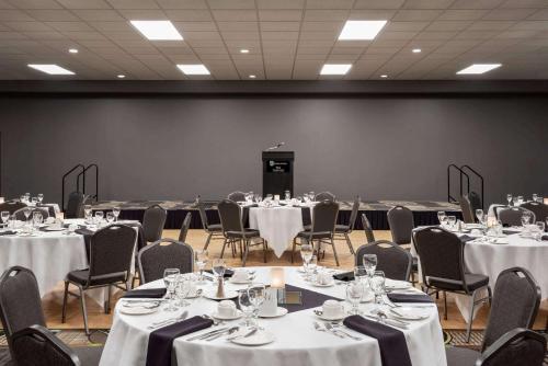 Létesítmények, Royal Hotel West Edmonton, Trademark Collection by Wyndham in Edmonton (AB) Létesítmények, Royal Hotel West Edmonton, Trademark Collection by Wyndham in Edmonton (AB)