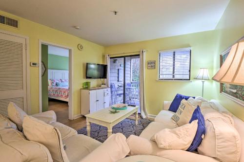 客房, Hilton Head Condo with Pool Access - Walk to Beach! in 希尔顿黑德岛水滨 客房, Hilton Head Condo with Pool Access - Walk to Beach! in 希尔顿黑德岛水滨