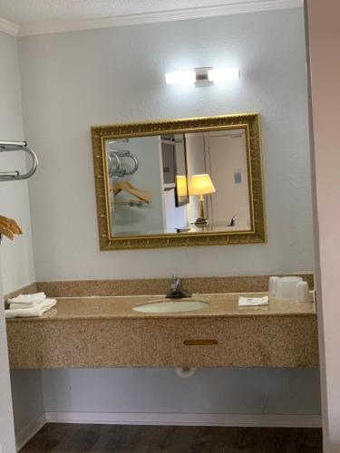 Baie, Motel 6 Newport News, VA – Fort Eustis in Newport News (VA) Baie, Motel 6 Newport News, VA – Fort Eustis in Newport News (VA)