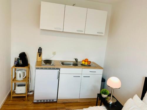 مطبخ, Direkte Uninähe: Ferienwohnung mit großem Doppelbett, Küchenzeile und neu renoviertem Badezimmer (Direkte Uninahe: Ferienwohnung mit großem Doppelbett, Kuchenzeile und neu renoviertem Badezimmer) in Homburg مطبخ, Direkte Uninähe: Ferienwohnung mit großem Doppelbett, Küchenzeile und neu renoviertem Badezimmer (Direkte Uninahe: Ferienwohnung mit großem Doppelbett, Kuchenzeile und neu renoviertem Badezimmer) in Homburg