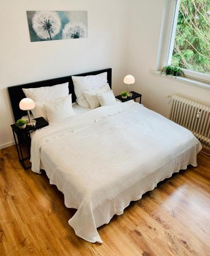 سرير, Direkte Uninähe: Ferienwohnung mit großem Doppelbett, Küchenzeile und neu renoviertem Badezimmer (Direkte Uninahe: Ferienwohnung mit großem Doppelbett, Kuchenzeile und neu renoviertem Badezimmer) in Homburg سرير, Direkte Uninähe: Ferienwohnung mit großem Doppelbett, Küchenzeile und neu renoviertem Badezimmer (Direkte Uninahe: Ferienwohnung mit großem Doppelbett, Kuchenzeile und neu renoviertem Badezimmer) in Homburg