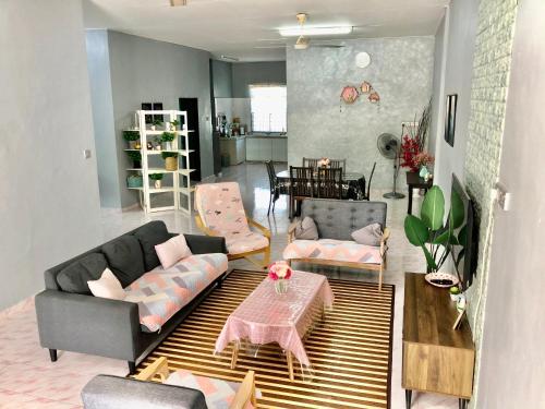 Haus (139 m²), 3 Schlafzimmer und 2 eigene Badezimmer in Taman Budaya (Deena Homestay (Utan Aji) Kangar) in Taman Budaya Haus (139 m²), 3 Schlafzimmer und 2 eigene Badezimmer in Taman Budaya (Deena Homestay (Utan Aji) Kangar) in Taman Budaya