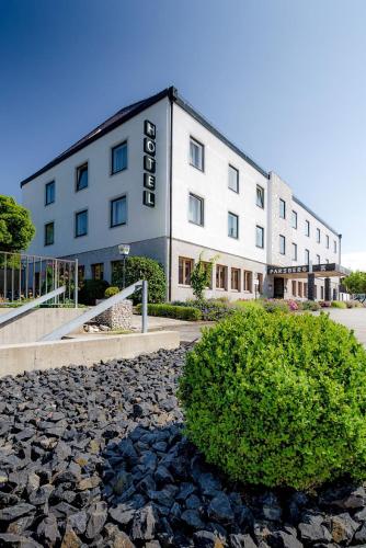Exterior view, Hotel Parsberg in Puchheim Exterior view, Hotel Parsberg in Puchheim