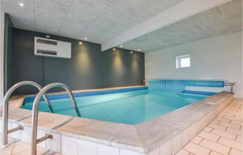 Piscina, Amazing Home In Blvand With Sauna, Wifi And Indoor Swimming Pool in Vejers Strand Piscina, Amazing Home In Blvand With Sauna, Wifi And Indoor Swimming Pool in Vejers Strand