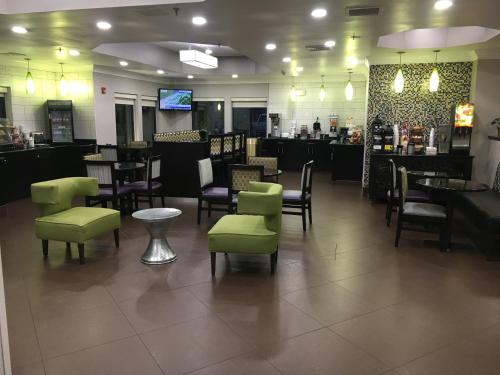 อาหารและเครื่องดื่ม, La Quinta Inn & Suites by Wyndham Louisville East in ดักลาส ฮิลล์ อาหารและเครื่องดื่ม, La Quinta Inn & Suites by Wyndham Louisville East in ดักลาส ฮิลล์