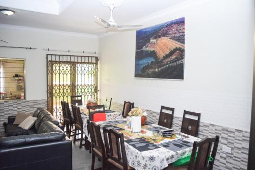 Εστιατόριο, 3A's Guest House in Ακοσομπο Εστιατόριο, 3A's Guest House in Ακοσομπο