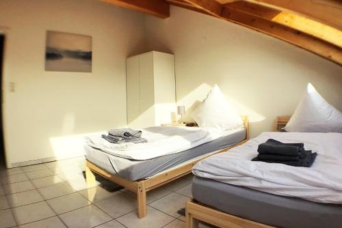 เตียงนอน, Workers Apartment- three room apartment with kitchen and wifi in บูซิงเงินอัมฮอชร์ไฮน์ เตียงนอน, Workers Apartment- three room apartment with kitchen and wifi in บูซิงเงินอัมฮอชร์ไฮน์