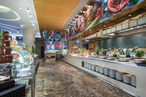Restaurant, Crowne Plaza Yichang By IHG in Yichang Restaurant, Crowne Plaza Yichang By IHG in Yichang