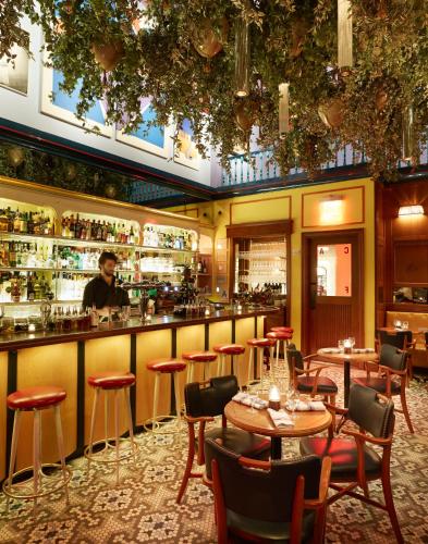 F&B, 더 스탠다드 - 이스트 빌리지 (The Standard - East Village) in 로어 이스트 사이드 F&B, 더 스탠다드 - 이스트 빌리지 (The Standard - East Village) in 로어 이스트 사이드