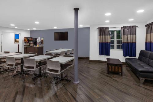 Előcsarnok, Microtel Inn & Suites by Wyndham Baltimore BWI Airport in Linthicum Csúcs Előcsarnok, Microtel Inn & Suites by Wyndham Baltimore BWI Airport in Linthicum Csúcs