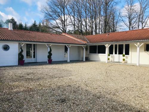 A szálláshely kívülről, Studio au bord du lac d'Eguzon in Éguzon-Chantôme A szálláshely kívülről, Studio au bord du lac d'Eguzon in Éguzon-Chantôme