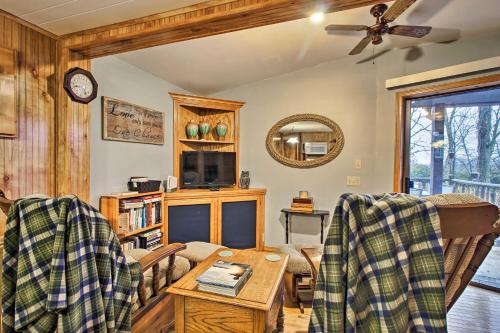Rustic Stockton Lake Cabin Half Mile to Boat Ramp! in 斯普林菲爾德市中心 Rustic Stockton Lake Cabin Half Mile to Boat Ramp! in 斯普林菲爾德市中心