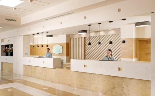Vestíbulo, Holiday Inn Athens Attica Av Airport W. By IHG in Athens International Airport Vestíbulo, Holiday Inn Athens Attica Av Airport W. By IHG in Athens International Airport