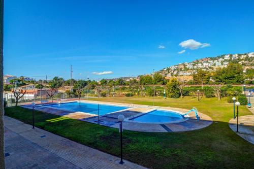 Kolam renang, La Marina Sea Front by Hello Homes Sitges in Aiguadolc Kolam renang, La Marina Sea Front by Hello Homes Sitges in Aiguadolc