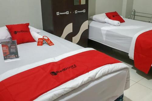 RedDoorz @ Hotel Yaki Mamuju in Mamuju RedDoorz @ Hotel Yaki Mamuju in Mamuju