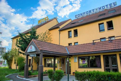 Entrance, Confort Hotel in Montgeron Entrance, Confort Hotel in Montgeron