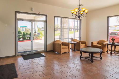 Lobby, Studio 6-Tyler, TX in Tyler Lobby, Studio 6-Tyler, TX in Tyler