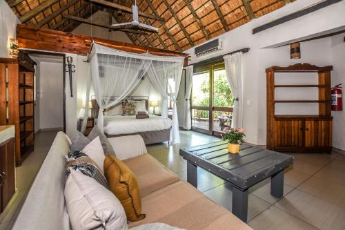Leopard's Lair Bush Lodge in Hoedspruit Leopard's Lair Bush Lodge in Hoedspruit