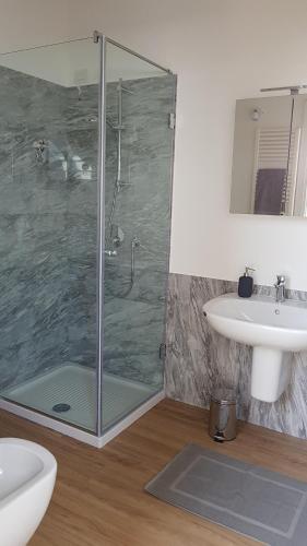 Bathroom, DE PIANTE GUEST in Busto Arsizio Bathroom, DE PIANTE GUEST in Busto Arsizio