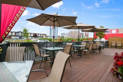 Balcony/terrace, Days Inn by Wyndham Montreal East in Montreal (QC) Balcony/terrace, Days Inn by Wyndham Montreal East in Montreal (QC)