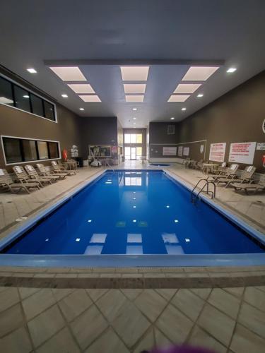 Kolam renang, Ramada by Wyndham North Platte in North Platte (NE) Kolam renang, Ramada by Wyndham North Platte in North Platte (NE)