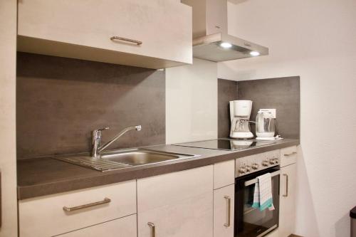 Kitchen, Herzog Wolfgang Studios- Zentral, Modern, Freundlich in Zweibrucken Kitchen, Herzog Wolfgang Studios- Zentral, Modern, Freundlich in Zweibrucken
