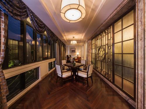 Guestroom, InterContinental Shanghai Ruijin By IHG in Xintiandi and Huaihai Rd Guestroom, InterContinental Shanghai Ruijin By IHG in Xintiandi and Huaihai Rd