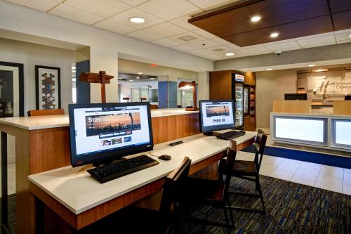 Holiday Inn Express Newport North - Middletown, an IHG Hotel - main image