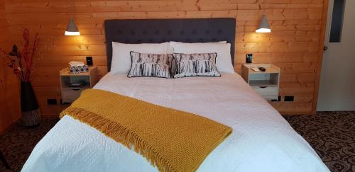 Cosy Cabin in the Paddocks - Breakfast Included in Franz Josef Glacier Cosy Cabin in the Paddocks - Breakfast Included in Franz Josef Glacier
