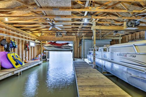 Guntersville Lake Home with Deck and Covered Boat Slip in ฮันท์สวิลล์ ซิตี้เซ็นเตอร์ Guntersville Lake Home with Deck and Covered Boat Slip in ฮันท์สวิลล์ ซิตี้เซ็นเตอร์