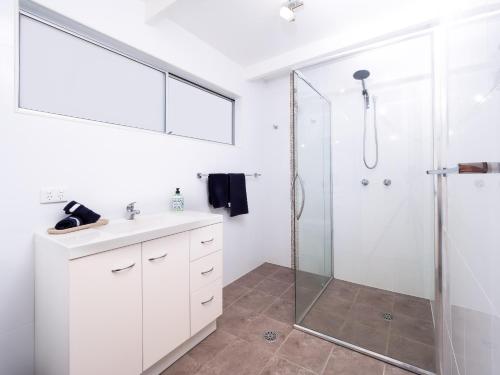 Bathroom, Seaview Getaway in Dunbogan Bathroom, Seaview Getaway in Dunbogan